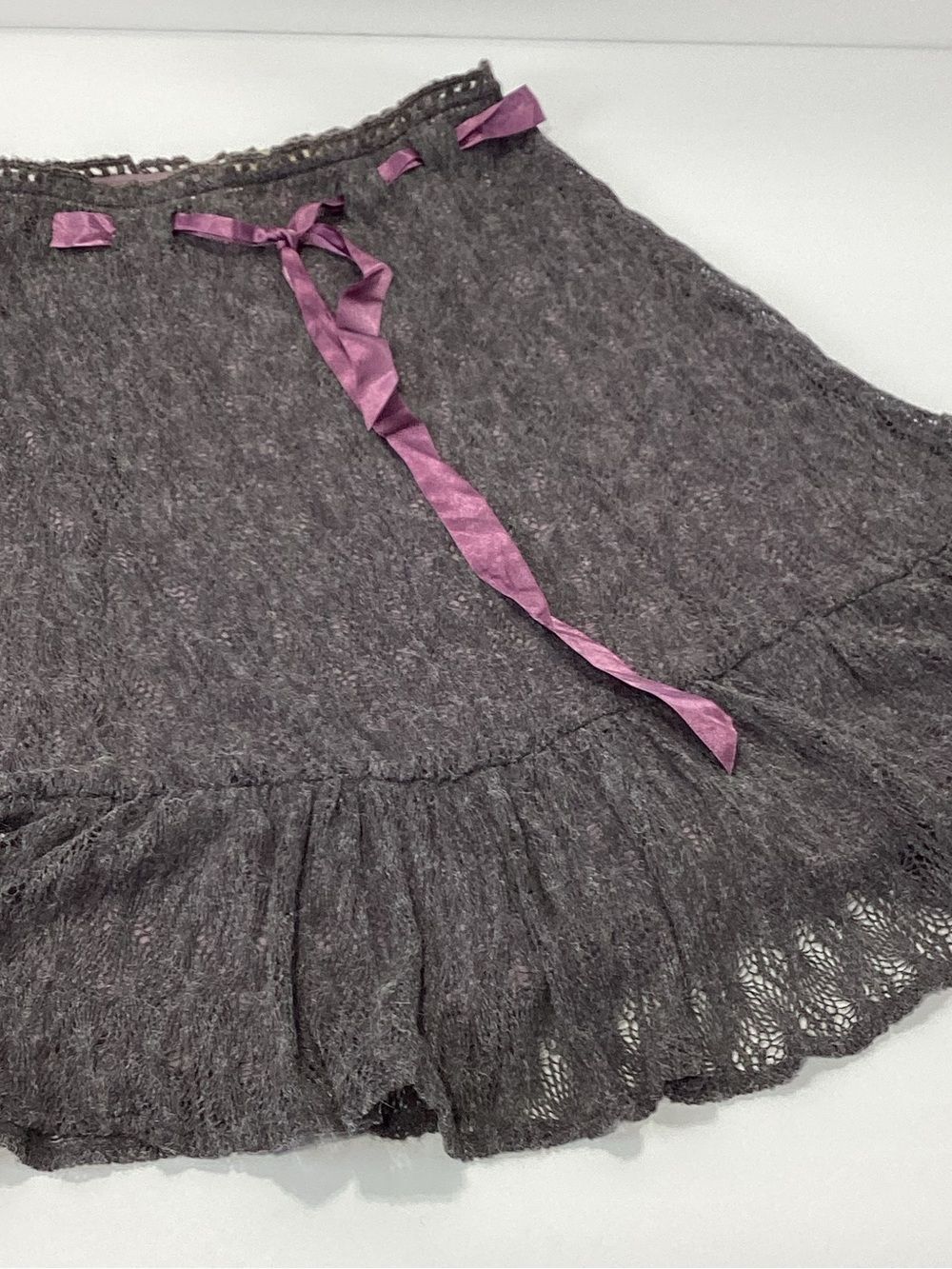 Free People Charcoal Gray Knit Skirt Lace Design Purple Ribbon Belt Detail S/P - Picture 2 of 12